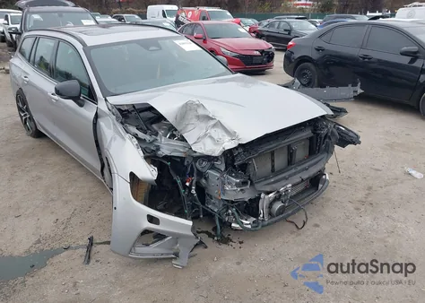 2024 Volvo V60 Recharge Plug-In Hybrid T8 Polestar Engineered z USA, uszkodzony, nr VIN YV1H60EP6R1631313